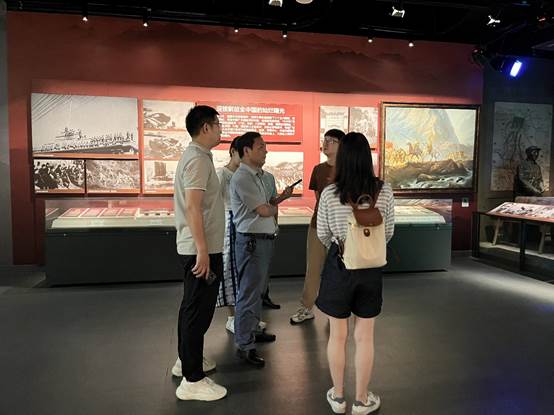 一群人站在商店前中度可信度描述已自动生成