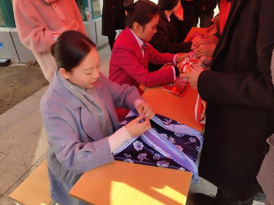 说明: C:\Users\Administrator\Desktop\礼仪技巧面对面\礼仪技巧面对面\QQ图片20191129172455.jpg