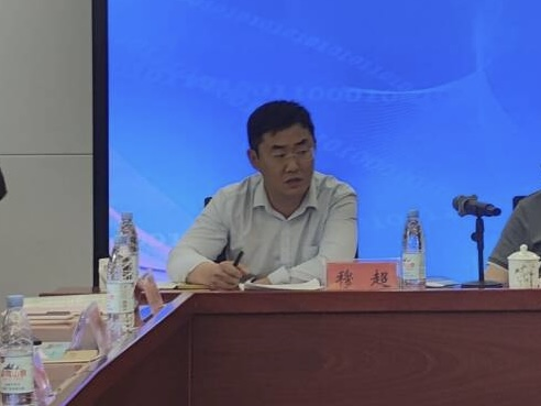 桌子上的电脑中度可信度描述已自动生成