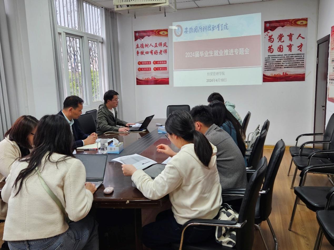 一群人坐在桌子前描述已自动生成