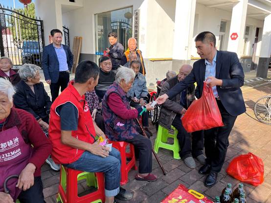 一群人在房间里中度可信度描述已自动生成