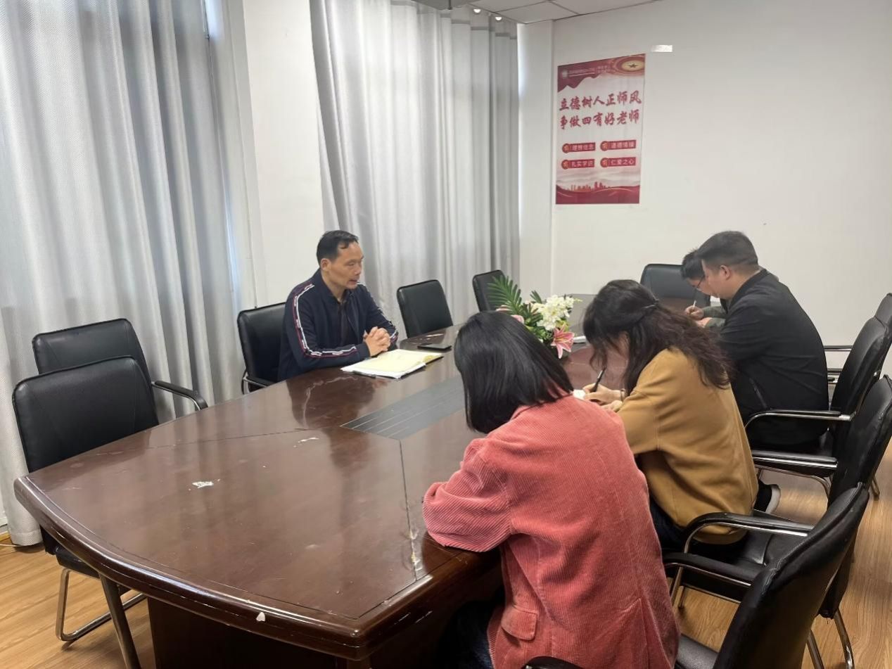 会议室的人描述已自动生成