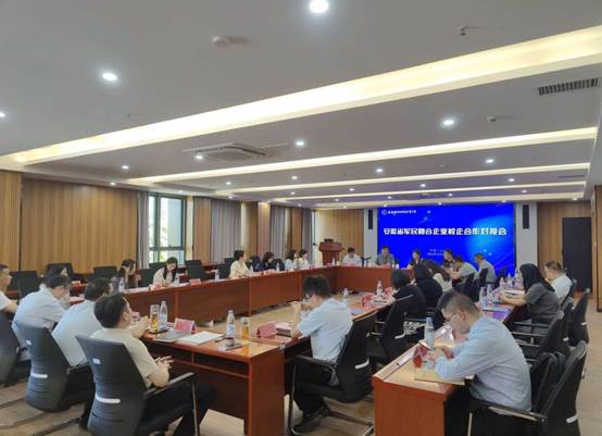 会议室里的人们描述已自动生成