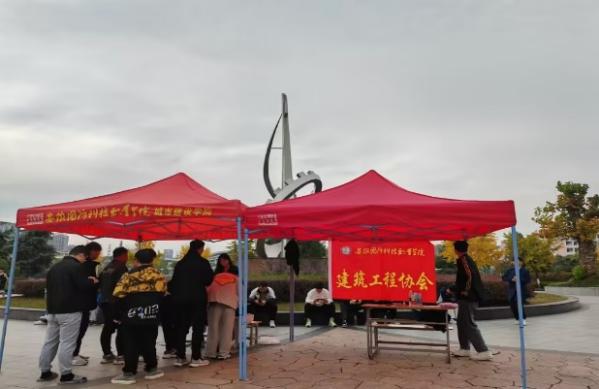 图片包含 户外, 路, 人们, 街道描述已自动生成