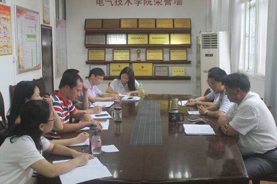 说明: C:\Users\Administrator\Desktop\7月6日班主任会议新闻\IMG_5081.JPG